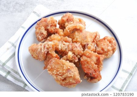 Fried chicken that looks delicious and freshly fried 120783190