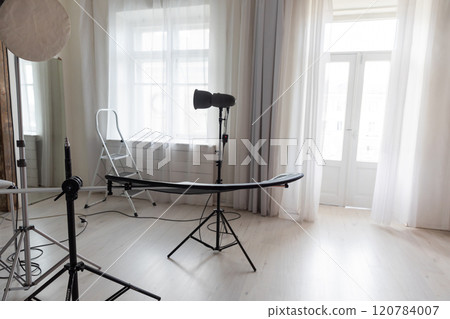 Photographer's equipment in a photo studio flashes backgrounds Photographer's equipment in a photo studio flashes backgrounds 120784007