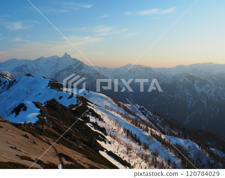從北阿爾卑斯山椿山看到的殘雪覆蓋的矢鹿岳的夜景 120784029