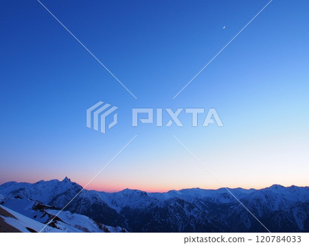 從北阿爾卑斯山椿山看到的殘雪覆蓋的矢鹿岳的夜景 從北阿爾卑斯山椿山看到的殘雪覆蓋的矢鹿岳的夜景 120784033