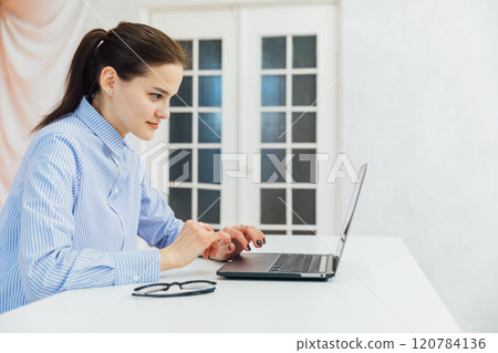 Business woman working on laptop online in office Business woman working on laptop online in office 120784136