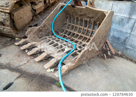 Skeleton bucket attachment for lifting heavy equipment 120784630