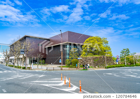 岡山縣岡山市北區岡山縣立圖書館和岡山城外下馬門塔遺址的石牆 120784646