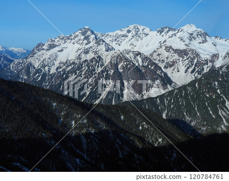 從北阿爾卑斯山的常念山看到白雪覆蓋的穗高山脈 120784761