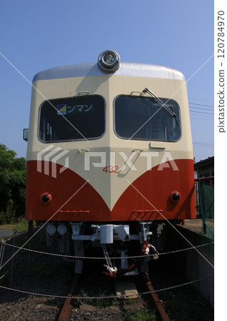A beautifully preserved retro diesel railcar that once ran on the Kashima Railway. 120784970