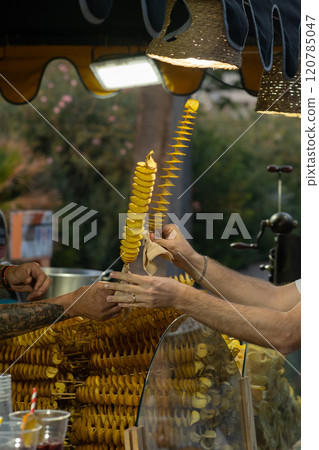 fried potatoes in the form of chips 120785047