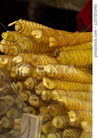 fried potatoes in the form of chips 120785048