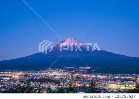 (Shizuoka Prefecture) Night view of Fujinomiya city and Mt. Fuji as seen from Shiraoyama Park 120785627