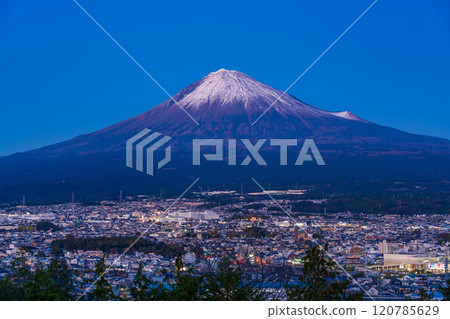 (Shizuoka Prefecture) Night view of Fujinomiya city and Mt. Fuji as seen from Shiraoyama Park 120785629