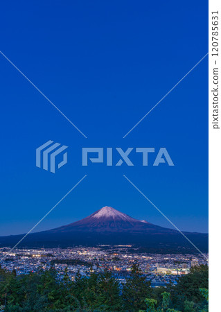 (靜岡縣)從白尾山公園看到的富士宮市和富士山的夜景 (靜岡縣)從白尾山公園看到的富士宮市和富士山的夜景 120785631
