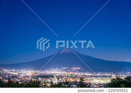 (靜岡縣)從白尾山公園看到的富士宮市和富士山的夜景 (靜岡縣)從白尾山公園看到的富士宮市和富士山的夜景 120785632