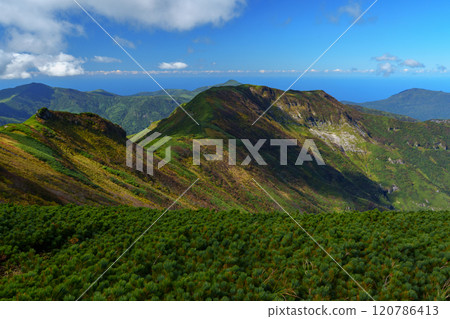 Climbing Mt. Shokanbetsu in autumn: Hokkaido's spectacular views, one of Japan's 200 famous mountains 120786413