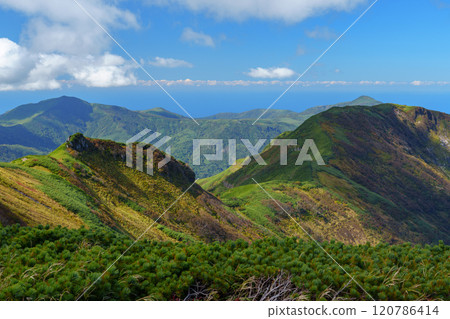 Climbing Mt. Shokanbetsu in autumn: Hokkaido's spectacular views, one of Japan's 200 famous mountains 120786414