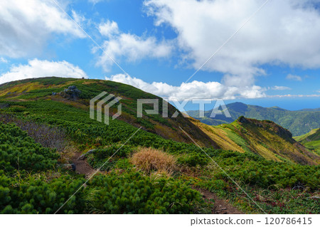 Climbing Mt. Shokanbetsu in autumn: Hokkaido's spectacular views, one of Japan's 200 famous mountains 120786415