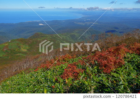 Climbing Mt. Shokanbetsu in autumn: Hokkaido's spectacular views, one of Japan's 200 famous mountains 120786421