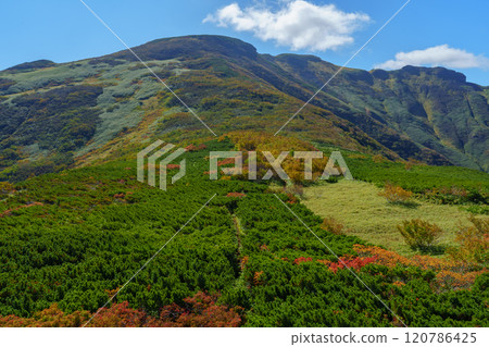 Climbing Mt. Shokanbetsu in autumn: Hokkaido's spectacular views, one of Japan's 200 famous mountains 120786425