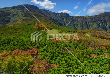 Climbing Mt. Shokanbetsu in autumn: Hokkaido's spectacular views, one of Japan's 200 famous mountains 120786426