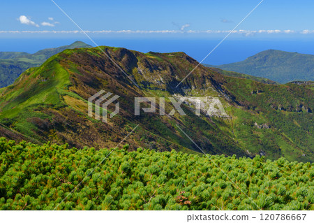 Climbing Mt. Shokanbetsu: Spectacular views of Hokkaido in autumn - One of Japan's 200 famous mountains 120786667