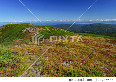 Climbing Mt. Shokanbetsu: Spectacular views of Hokkaido in autumn - One of Japan's 200 famous mountains 120786672