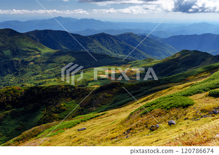 Climbing Mt. Shokanbetsu: Spectacular views of Hokkaido in autumn - One of Japan's 200 famous mountains 120786674