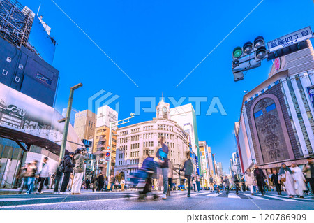 日本東京城市景觀-重建工作仍在繼續…銀座是繁華的步行天堂。左邊是三井拆除工作...邁向新時代=12月1日 日本東京城市景觀-重建工作仍在繼續…銀座是繁華的步行天堂。左邊是三井拆除工作...邁向新時代=12月1日 120786909