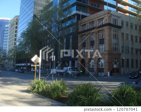 歷史建築與現代摩天大樓共存的城市景觀 120787041