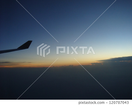 從飛機上看到的黃昏天空 從飛機上看到的黃昏天空 120787043