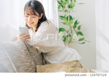 坐沙發和看智能手機的婦女 120787128