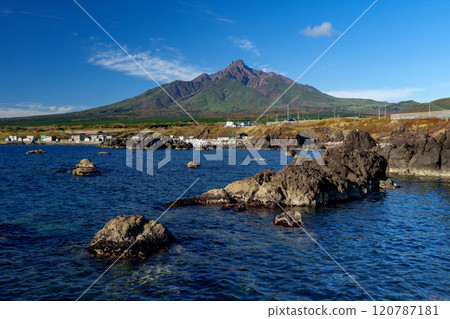 從北海道的一個偏遠島嶼利尻千峰岬公園欣賞利尻富士的壯麗景色 從北海道的一個偏遠島嶼利尻千峰岬公園欣賞利尻富士的壯麗景色 120787181
