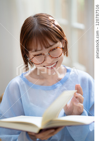 一名年輕女子讀 120787516