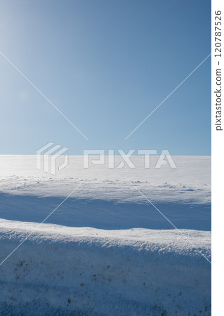 Snowfield on a sunny winter day 120787526