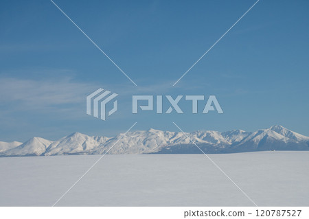 Snowfields and mountains on a sunny winter day 120787527