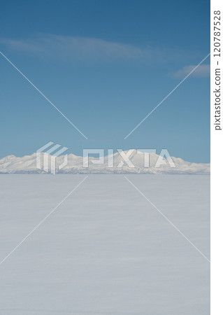 Snowfields and snowy mountains on sunny winter days Daisetsuzan 120787528