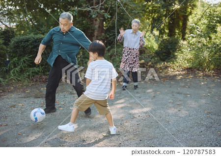 老夫妻和孫子踢足球 120787583
