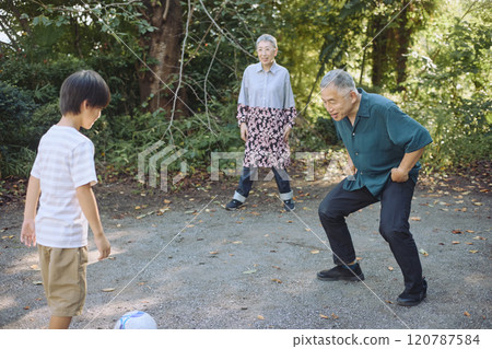 老夫妻和孫子踢足球 120787584