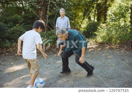 老夫妻和孫子踢足球 120787585