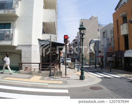 The Kitano Ijinkan streetscape on a sunny spring day, Kobe, Hyogo 120787694