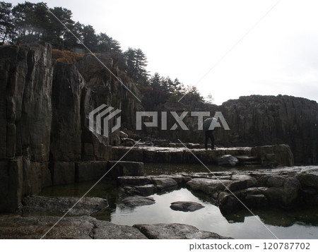 Winter in the Sea of Japan, Tojinbo, Fukui Prefecture Winter in the Sea of Japan, Tojinbo, Fukui Prefecture 120787702