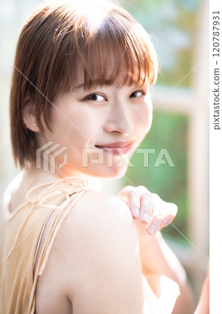 一個留著女性化短鮑伯的年輕女子 120787931