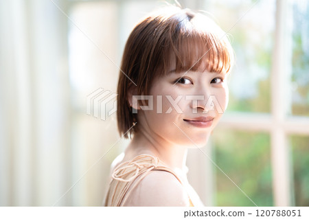 一個留著女性化短鮑伯的年輕女子 一個留著女性化短鮑伯的年輕女子 120788051