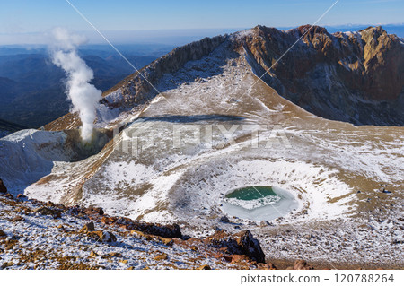 Climbing Mt. Meakan, Aonuma, a spectacular view in early winter 120788264