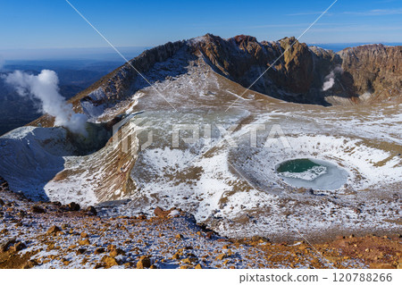 Climbing Mt. Meakan, Aonuma, a spectacular view in early winter 120788266
