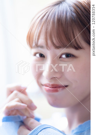 一個留著女性化短鮑伯的年輕女子 120788354