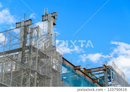 藍天下的施工現場：鋼架安裝工程 120790616