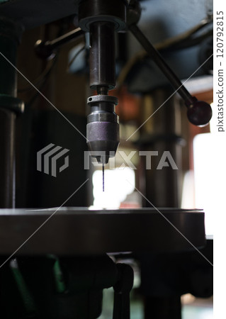 用鑽孔機鑽孔 用鑽孔機鑽孔 120792815