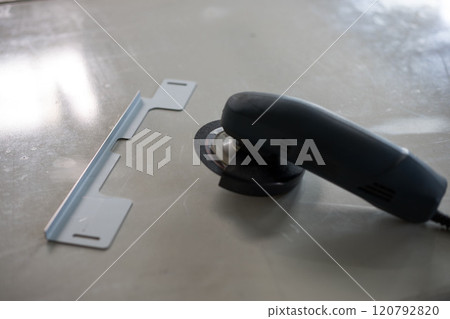 Deburring work with grinder 120792820