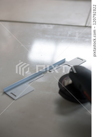 使用研磨機去毛刺 120792822