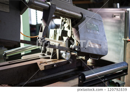 Cutting material with a band saw Cutting material with a band saw 120792839