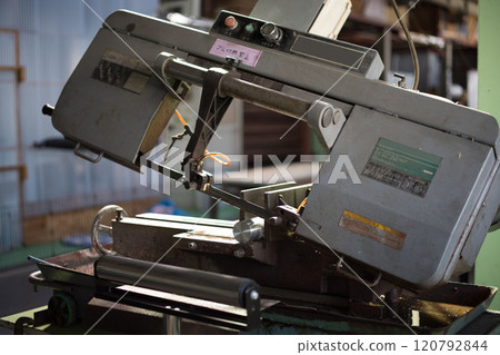 Cutting material with a band saw Cutting material with a band saw 120792844