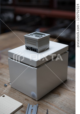 準備在控制箱內安裝設備 準備在控制箱內安裝設備 120792924